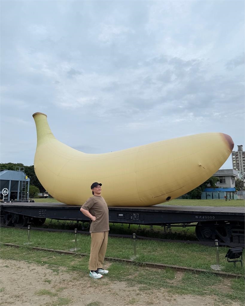 E神高雄玩瘋「奕」整天!興奮現身路邊「指揮交通」掀粉瘋狂朝聖