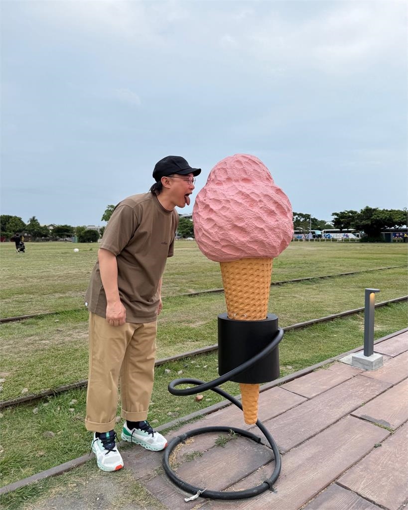 E神高雄玩瘋「奕」整天!興奮現身路邊「指揮交通」掀粉瘋狂朝聖