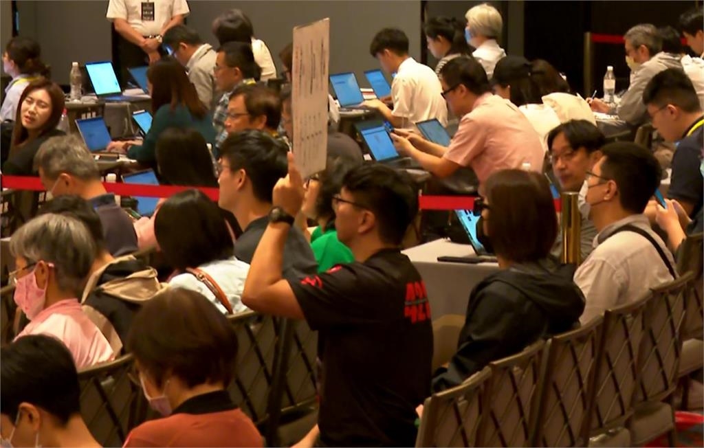 工殤家屬突襲台積電股東會!魏哲家收下「陳情書」致歉允諾改善