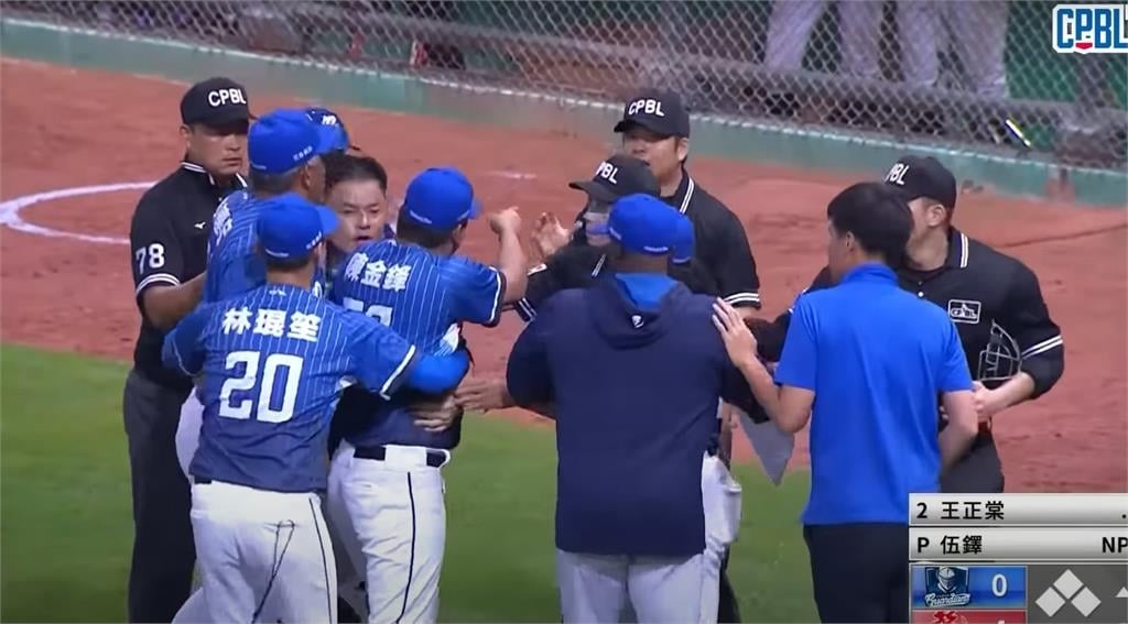 中職(影)/富邦味全爆大場面中職懲處出爐 陳連宏抗議事件遭罰4萬+禁賽2場