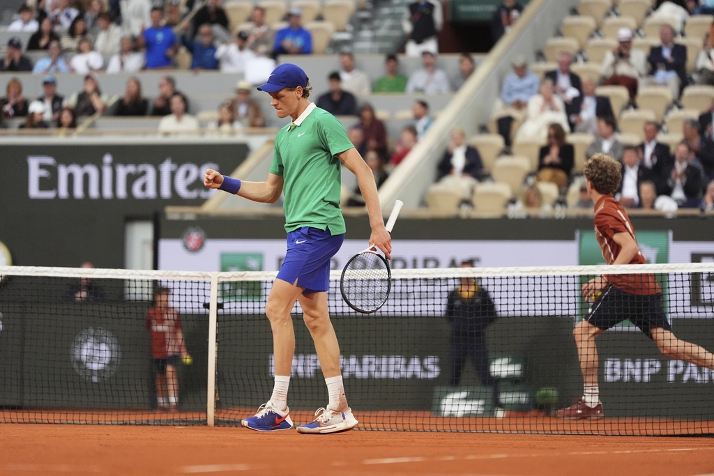 法網(影)/球王對決!辛納大滿貫19連勝強勢晉四強 將與喬帥上演世代之戰