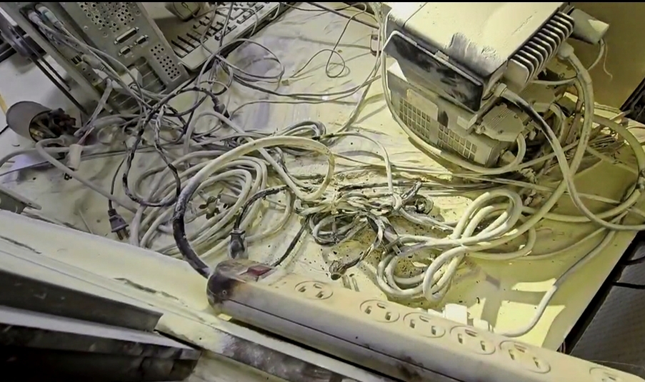 天氣太潮濕「插座口吐綠沫」怎麼辦!台電列3解方示警:小心走火釀災