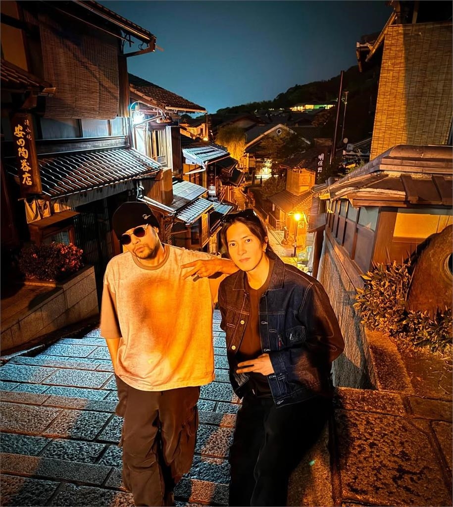 京都「凹臉帥大叔」猛爬樓梯竟是周杰倫!「46歲暴瘦狀態」網驚:是真還是假