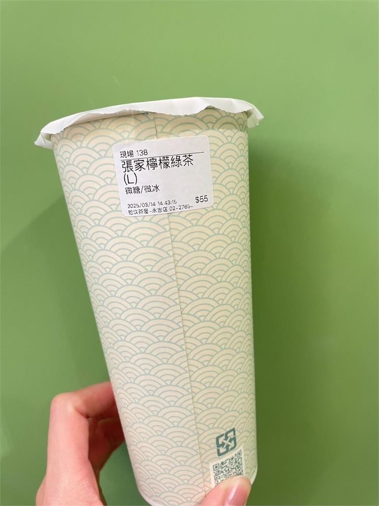 家寧現身拾汣茶屋買「張家檸檬綠茶」！網見她1詭異眼神嚇壞：又在演了