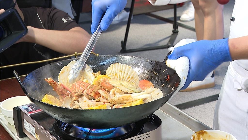 飯店大推「澎湖海鮮桶」 澎湖龍蝦、螃蟹等堆如山
