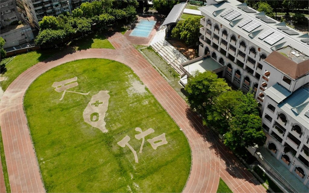 掃把當畫筆! 國小警衛「鳳凰花排畫」一票人讚:被耽誤的藝術家