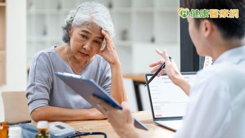 走路不穩、記憶變差可能不是老化 醫提醒警覺中老年人「常壓性水腦症」