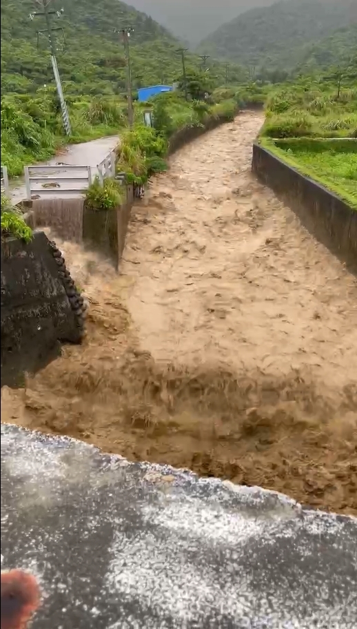 快新聞／蘭嶼風強雨驟畫面曝光！　八代灣、紅頭溪被染成土黃色