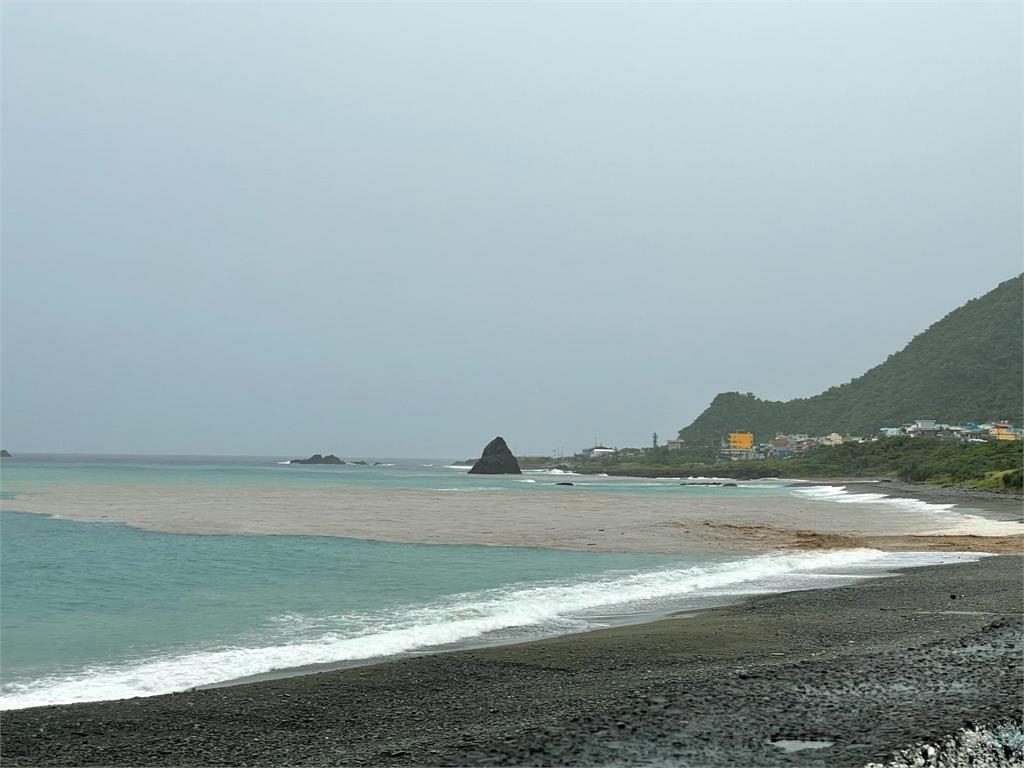 快新聞／蘭嶼風強雨驟畫面曝光！　八代灣、紅頭溪被染成土黃色