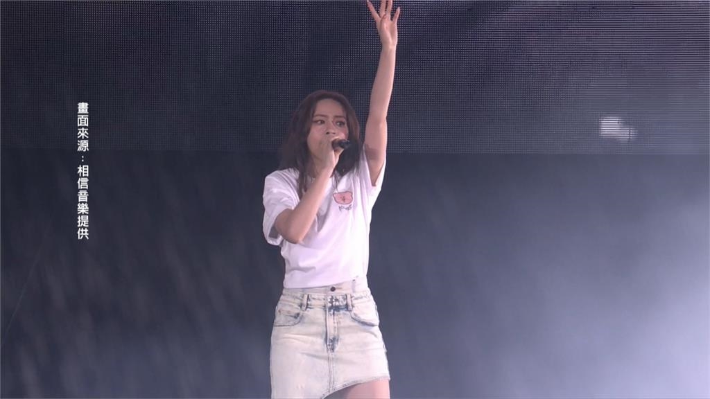 告五人港都開唱宣傳新歌　年初一開箱「披頭四錄音室」