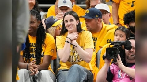 NBA/G3贏球秀經典「窒息」手勢慶祝 幸運女神克拉克到場溜馬還沒輸過