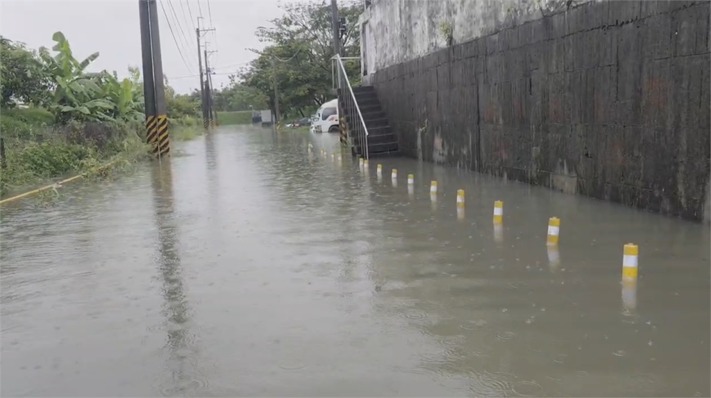 快新聞/強降雨現災情! 高雄大寮、鳥松低窪地區淹水1個輪胎高