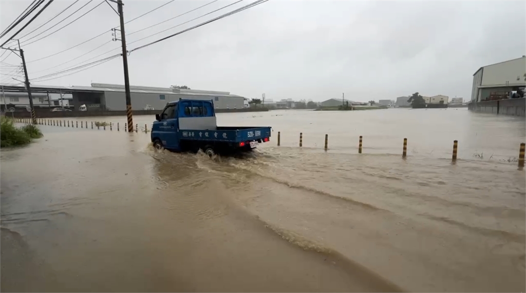 快新聞/強降雨現災情! 高雄大寮、鳥松低窪地區淹水1個輪胎高