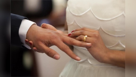 不熟的同事突然「亂炸喜帖」他苦惱該怎麼辦?網曝新人「背後意圖」