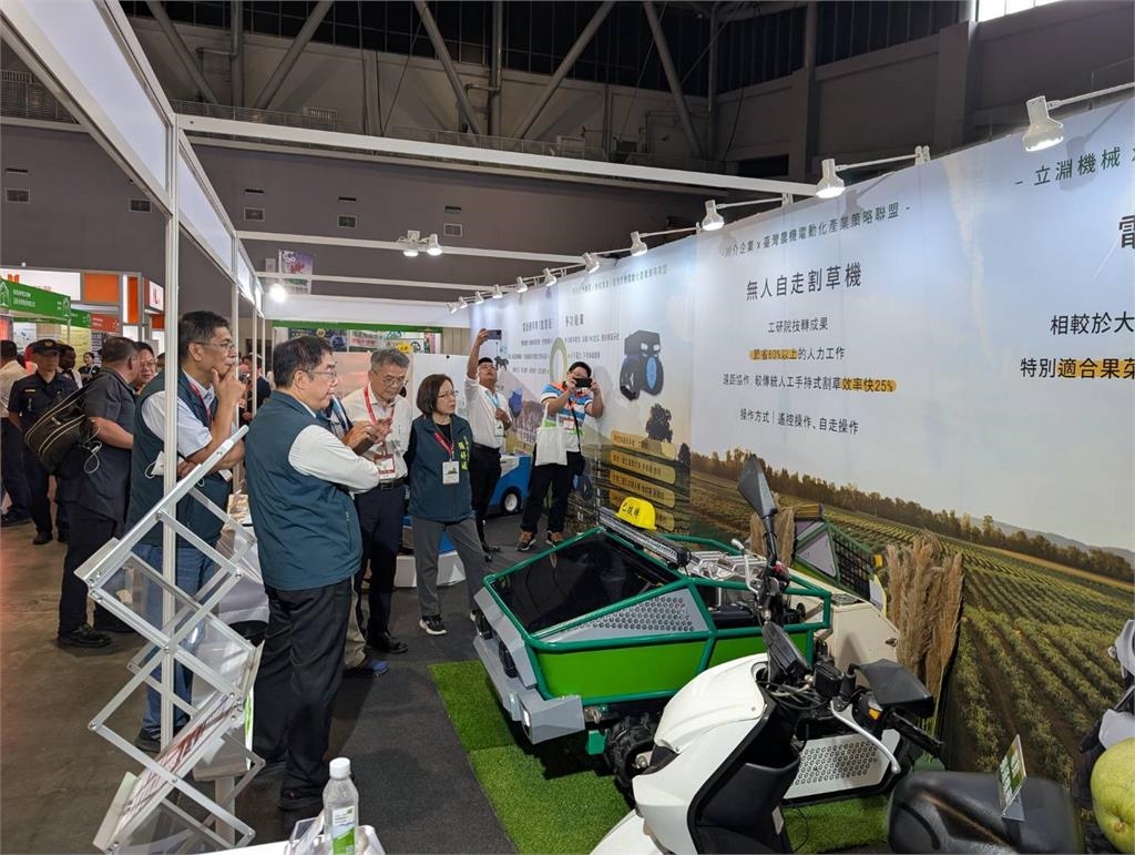黃偉哲出席亞太農業展，推廣在地溪北研發農業機器人
