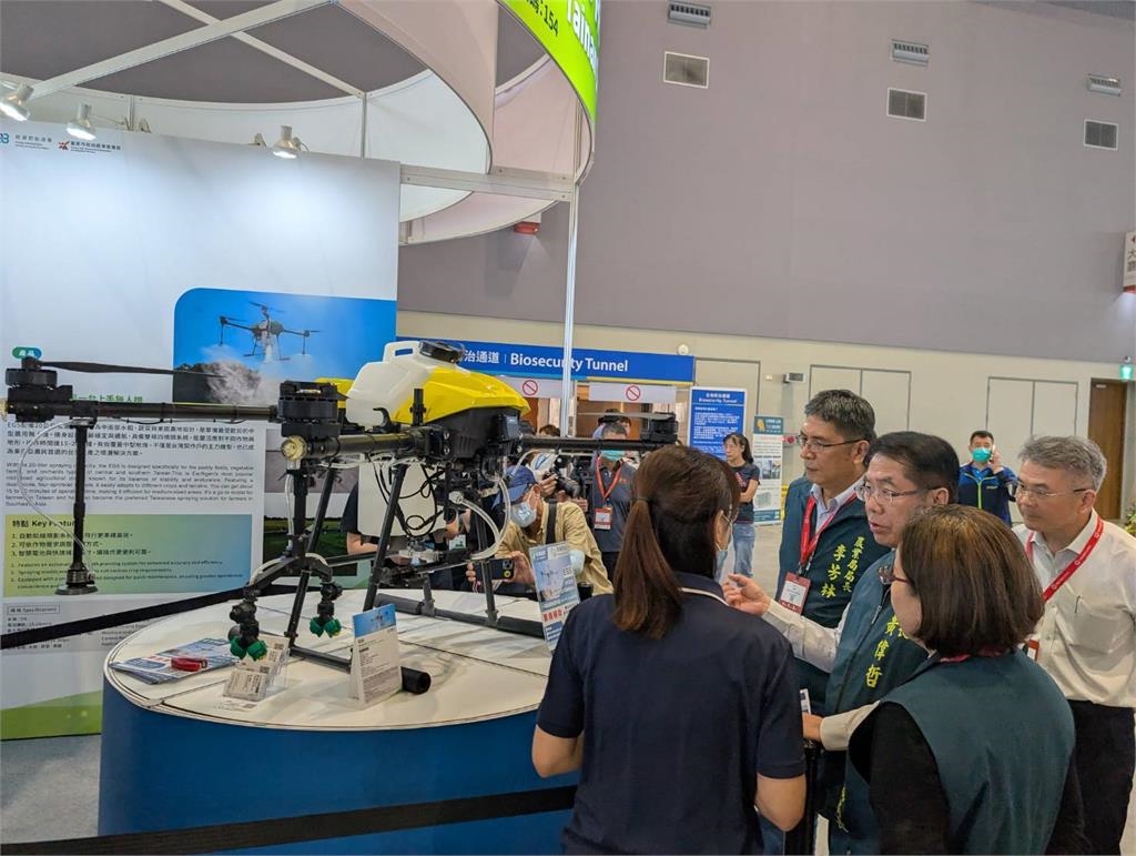 黃偉哲出席亞太農業展，推廣在地溪北研發農業機器人