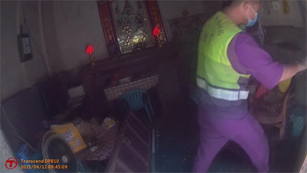 久未外出! 94歲獨居老翁逾百公斤 低血糖陷昏迷 警消破門救人