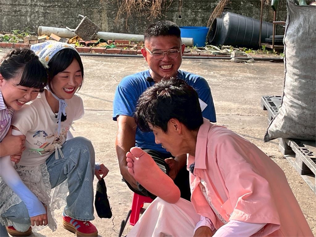 《綜藝新時代》主持群超荒謬穿西裝貼鬍子唱高音召喚山豬！職人拉小提琴還笑場