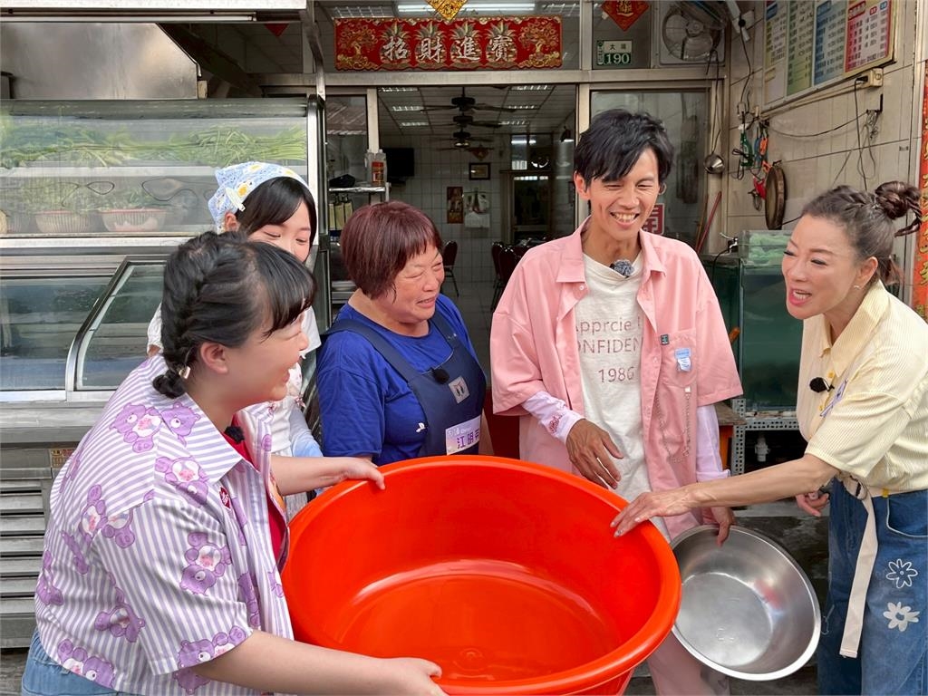 《綜藝新時代》主持群超荒謬穿西裝貼鬍子唱高音召喚山豬！職人拉小提琴還笑場