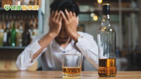 喝酒恐會加速維生素B1流失！　營養師警告：當心肌肉無力又麻痺