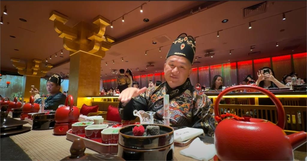 館長吃宮廷宴1秒開啟「誇誇模式」!竟稱1事「台灣比不上」…網氣瘋:好反感