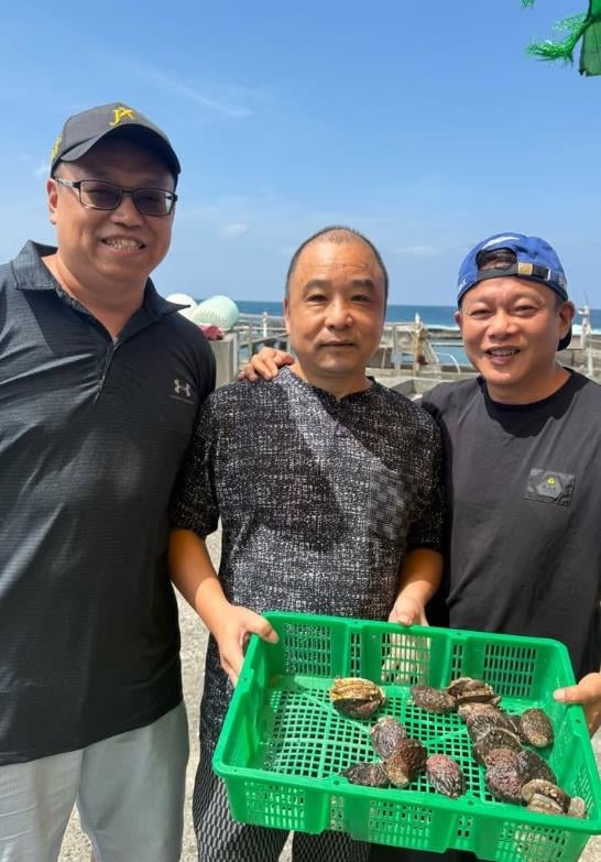 黑衣男「夜闖養殖場」偷海膽遭逮!本尊竟是金馬影帝…被當現行犯偵辦他回應了