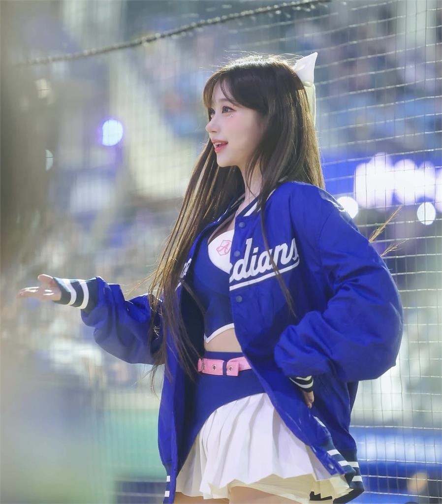 死守李珠垠看板!球場怪男「卡位3小時不給拍」球迷怒:當你家神主牌?