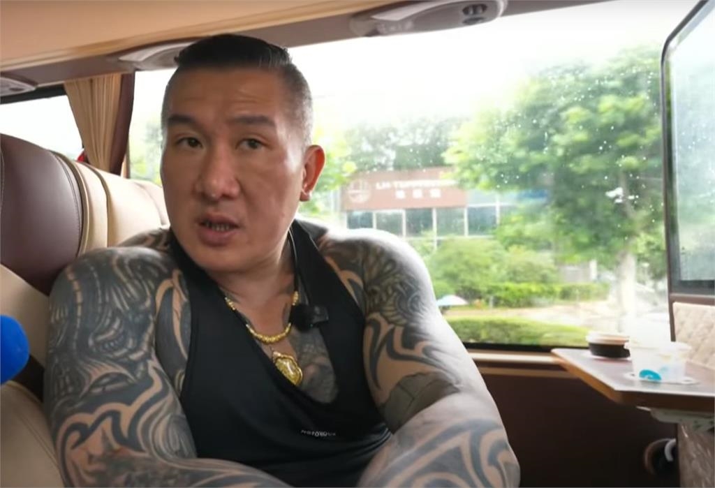 館長嗨曬「中國粉絲大禮包」穿幫!網放一看「驚見神秘光碟」真相冒出4字…