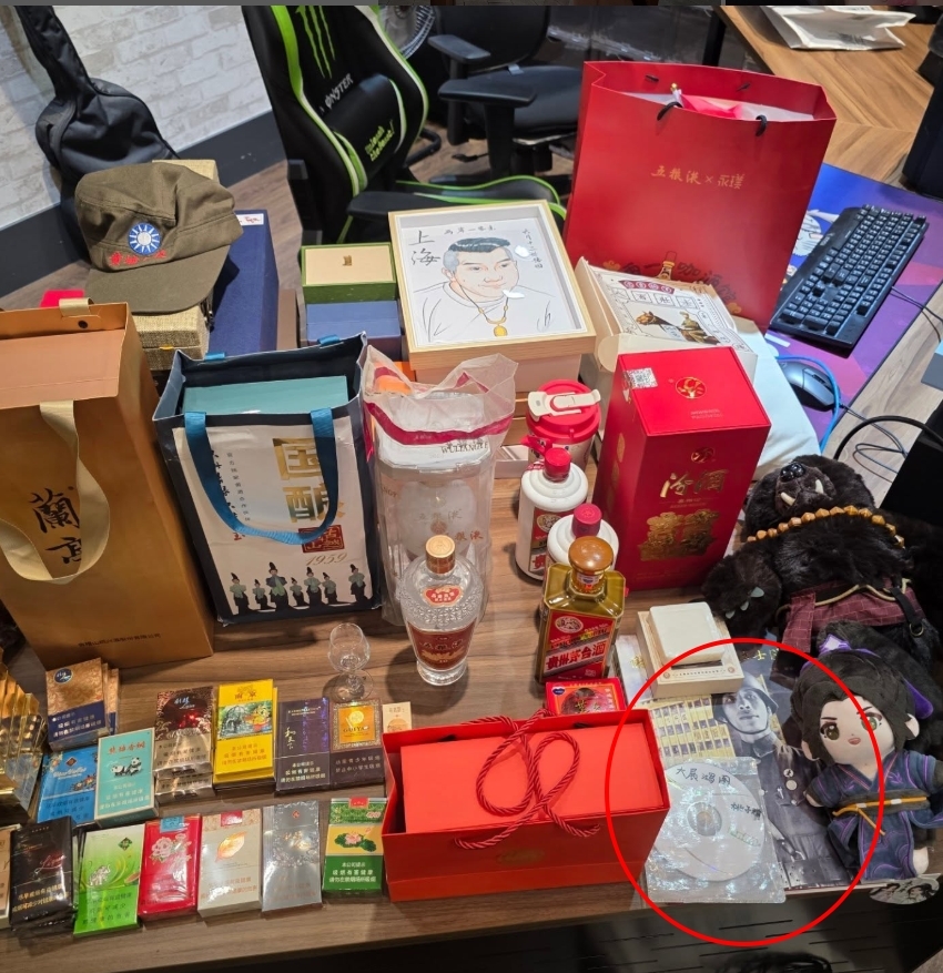 館長嗨曬「中國粉絲大禮包」穿幫!網放一看「驚見神秘光碟」真相冒出4字…