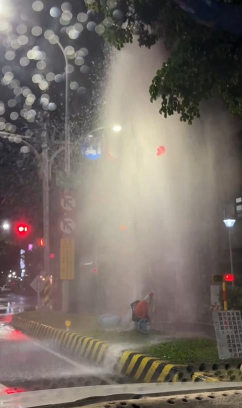 快新聞／畫面曝！宜蘭管線汰換工程「洩壓測試」　水柱噴近兩層樓高