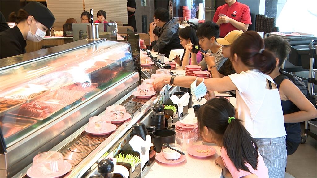 國際壽司日!連鎖店業者推「IP公仔+聯名商品」 眾人門市搶頭香
