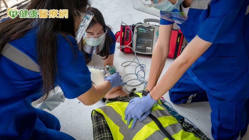 50歲男突昏厥、無意識　到院前心跳停止靠「這2招」救回
