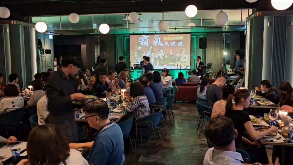 王瞳領軍「霸氣樂團」現身台南演出　　捐贈紀念T給偏鄉孩童