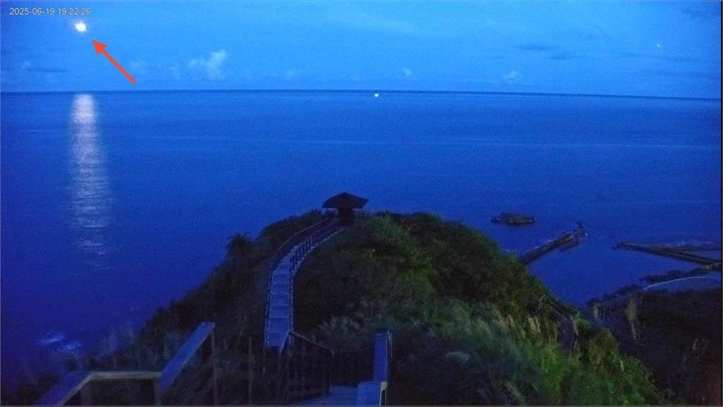 花蓮大石鼻山有幽浮經過？　神秘光點空中閃爍長達1分鐘