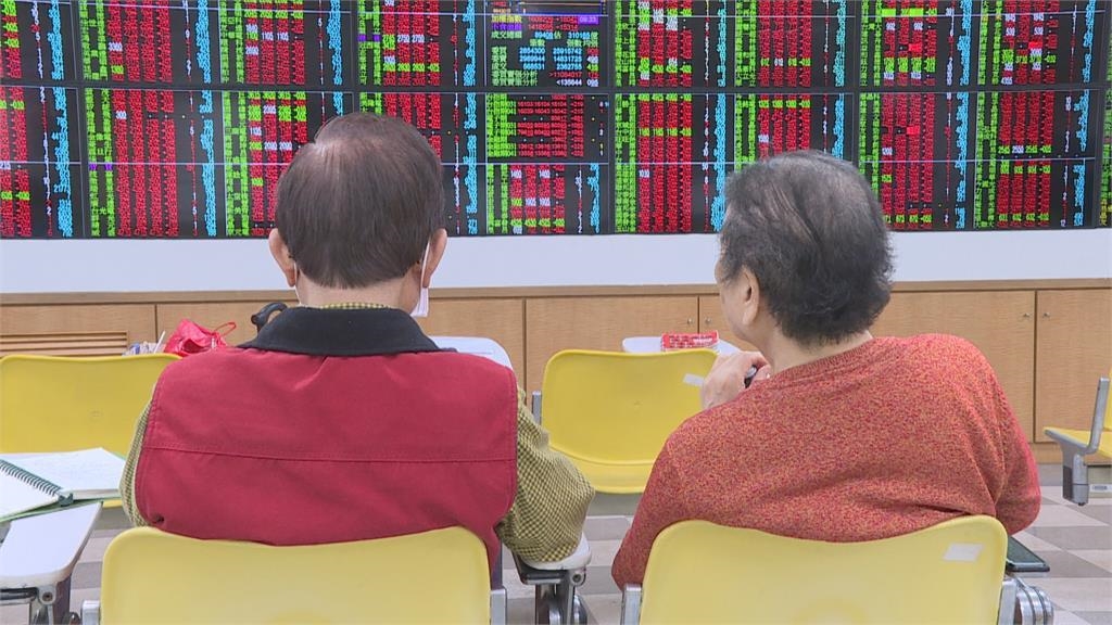 尾盤急拉守住2萬2!台股終場小漲42點 台積電收1,055元 尾盤急拉守住2萬2!台股終場小漲42點 台積電收1,055元