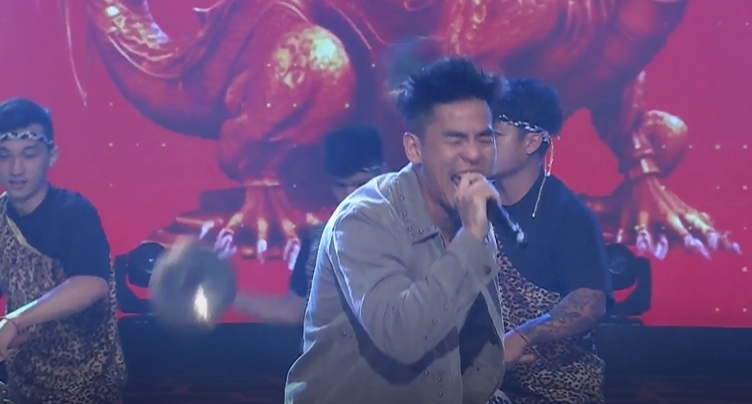 健身有成!柯有倫露超猛胸肌 白冰冰忍不住「戳下去」