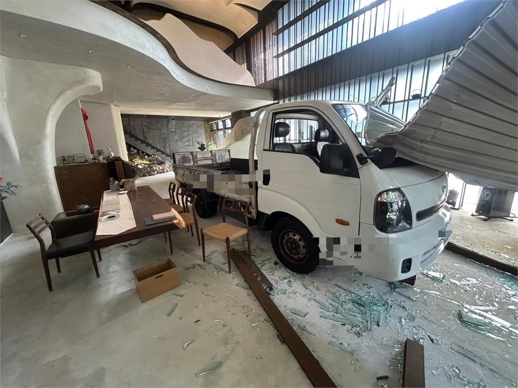10天3度被撞…饅頭媽才收恐嚇信「黑車又衝進店面」！深夜喊苦：吃不了委屈