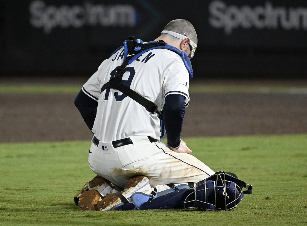 MLB(影)/沒上場投球也會被球擊中 ! 光芒投手休息區離奇中彈緊急送醫