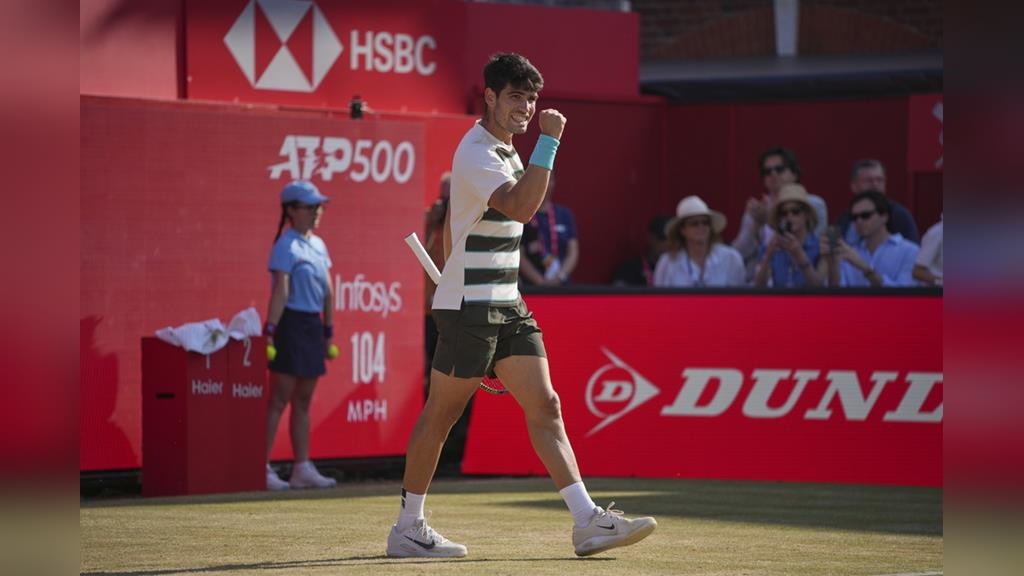 網球／草地依舊無敵手！艾卡拉茲直落二橫掃對手　16連勝挺進4強