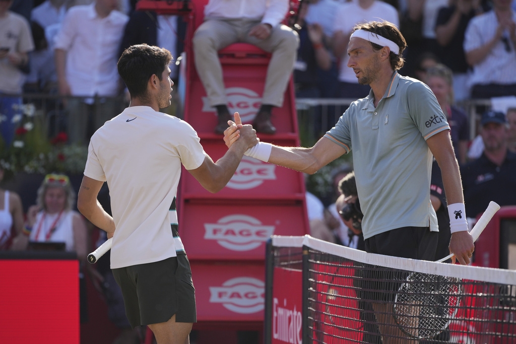 網球/草地依舊無敵手!艾卡拉茲直落二橫掃對手 16連勝挺進4強