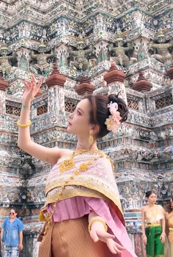 奎丁畫泰妝「超扯過程」傻眼嘆：我超問號！完工「換整張臉」網認不出