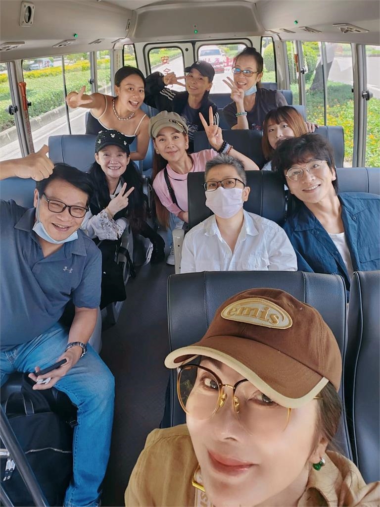 高雄彩券行「超正咖啡妹」竟是68歲陳美鳳!「出門搭這台」模樣震驚網:辣妹