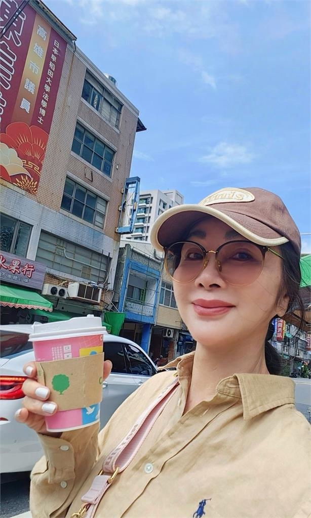 高雄彩券行「超正咖啡妹」竟是68歲陳美鳳!「出門搭這台」模樣震驚網:辣妹