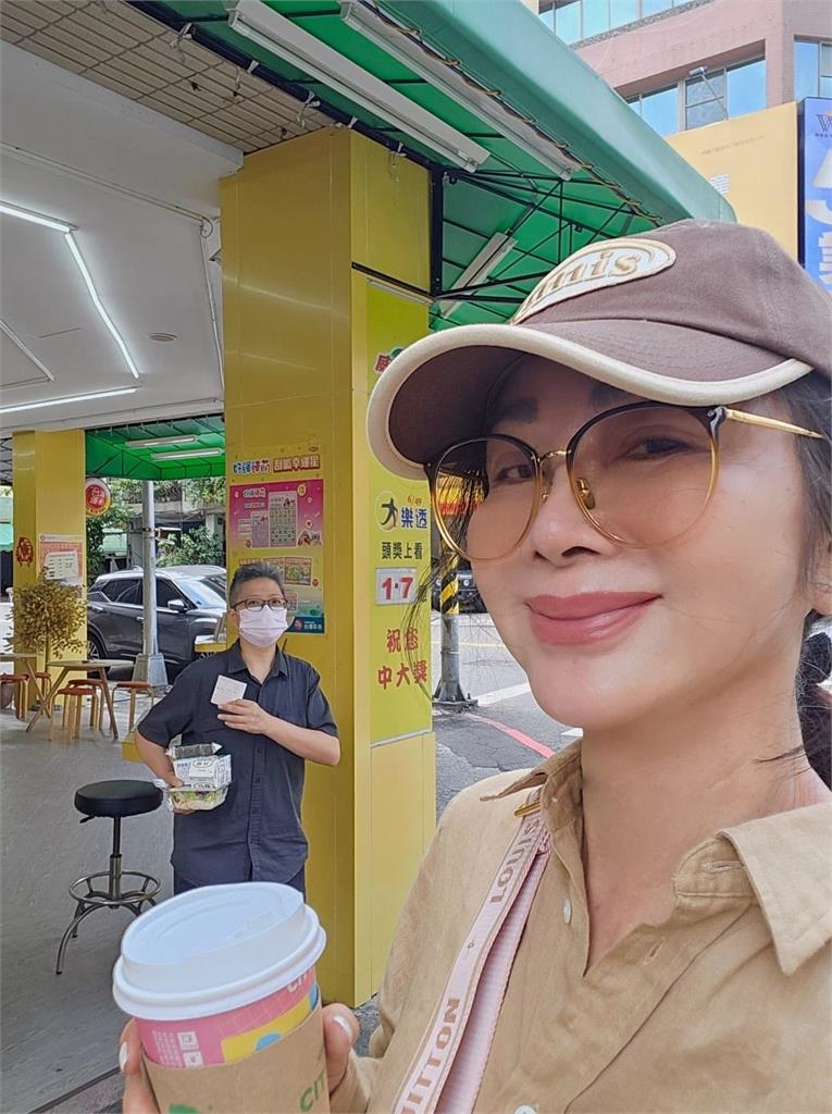 高雄彩券行「超正咖啡妹」竟是68歲陳美鳳!「出門搭這台」模樣震驚網:辣妹