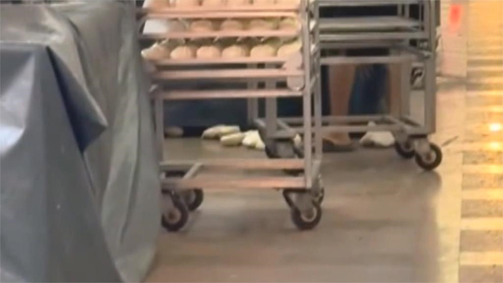 整批饅頭掉落地上 裝進塑膠袋冷凍再賣?