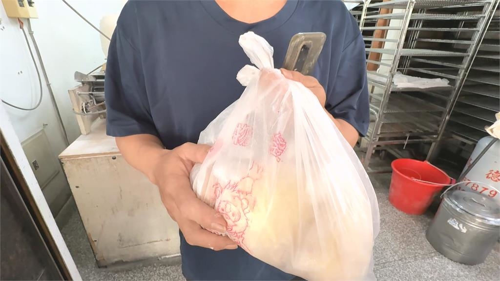 整批饅頭掉落地上 裝進塑膠袋冷凍再賣?