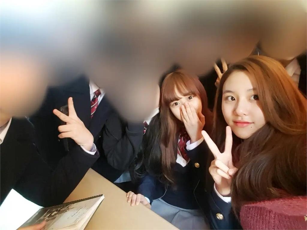 邊荷律高中清純模樣曝光！親揭「真實體重」掌鏡同學一看竟是TWICE彩瑛