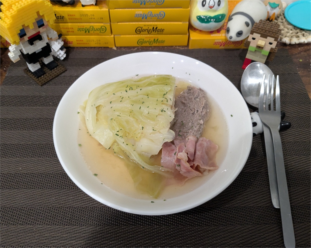 他把高麗菜「塞滿1食材」成黑暗料理!網一看嚇壞:吃了會爆炸嗎?