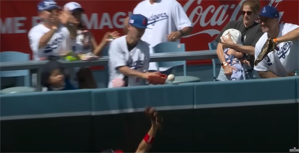 MLB(影)／大谷的全壘打球讓小球迷哭了！網友：接不到球小朋友眼神超心碎！