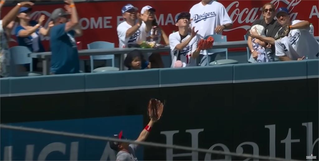 MLB(影)／大谷的全壘打球讓小球迷哭了！網友：接不到球小朋友眼神超心碎！